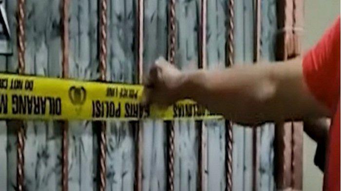 Ilustrasi Petugas kepolisian memasang garis polisi di TKP.