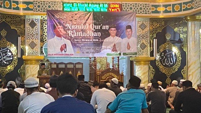 NUZULUL QURAN - Suasana penuh khidmat sekaligus sukacita terasa dalam peringatan Malam Nuzulul Quran 1447 H/2026 M yang digelar di Masjid Agung Al Mujahidin Nunukan, Senin (9/3/2026) malam. Kehadiran Bupati Nunukan, Irwan Sabri menjadi perhatian para jamaah yang memadati masjid. Banyak warga tampak antusias menyambut orang nomor satu di Kabupaten Nunukan tersebut. (TribunKaltara.com/Istimewa)