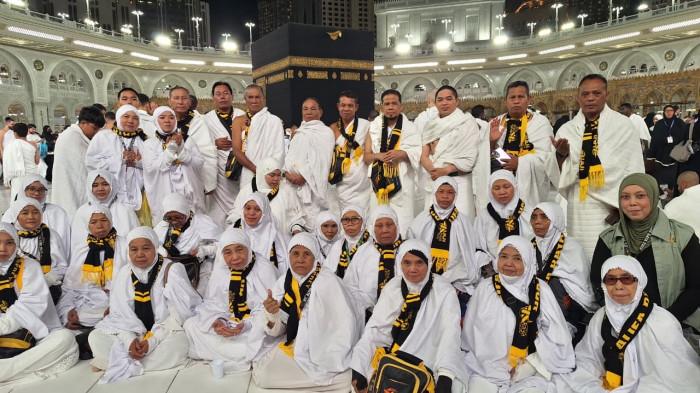JEMAAH - Ilustrasi, Jemaah umrah asal Kota Palangka Raya saat menjalankan ibadah di Masjidil Haram, Makkah, Selasa (3/3/2026). Sebanyak 50 jemaah dijadwalkan kembali ke Indonesia pada 8 Maret 2026 dan hingga kini dalam kondisi aman. Sementara jemaah umrah asal Pangkalan Bun tertahan di Arab Saudi belum bisa kembali ke Tanah Air.