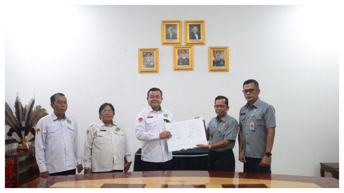 Kantor Wilayah Kementerian Hukum Kalimantan Tengah (Kanwil Kemenkum Kalteng) melaksanakan penandatanganan kerja sama dengan Fakultas Dharma Sastra (FDS) IAHN Tampung Penyang dalam rangka memperkuat kolaborasi di bidang penelitian serta pengembangan ilmu hukum, termasuk pengajuan dan pengembangan sentra kekayaan intelektual, di Ruang Kepala Kantor Wilayah pada Senin (09/03/2026).