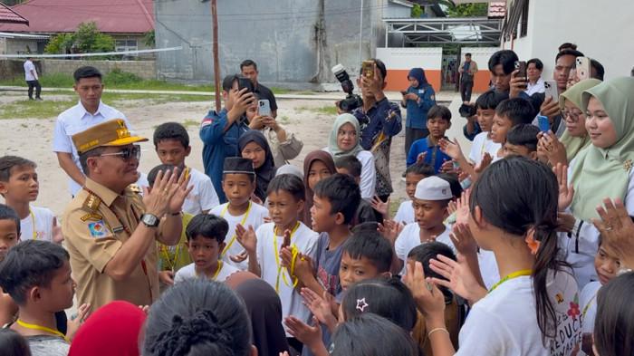 FOTO ILUSTRASI - Suasana penuh kehangatan saat Gubernur Kalimantan Tengah, Agustiar Sabran, disambut nyanyian dan tepuk tangan murid-murid Sekolah Rakyat di Palangka Raya, Rabu (29/10/2025).