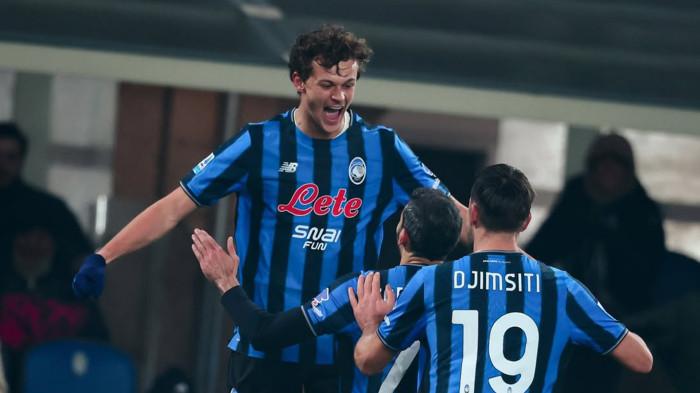 Pemain Atalanta, Giorgio Scalvini selebrasi setelah mencetak gol ke gawang Roma dalam lanjutan Liga Italia pekan 18 di Stadion Atleti Azzurri d'Italia, Minggu (4/1/2026). Atalanta menang tipis dengan skor 1-0 atas Roma.