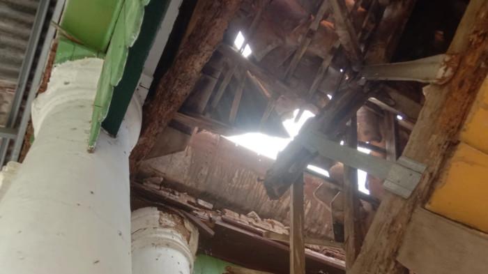 ATAP AMBRUK - Kondisi atap Gedong Dawur yang ambruk, di Jalan Mayor Dasuki, Kecamatan Sindang, Kabupaten Indramayu, Selasa (10/3/2026).