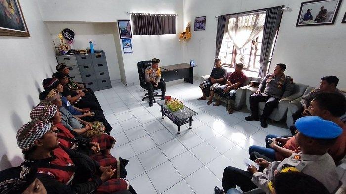 PERTEMUAN - Jajaran petugas Polres Jembrana bersama para pihak terkait kejadian pelanggaran hari Nyepi oleh oknum polisi, menggelar pertemuan di Kantor Lurah Gilimanuk, Kecamatan Melaya, Jembrana, Bali, Minggu 30 Maret 2025. Sebelumnya, viral video di media sosial menampilkan oknum polisi diduga berkeliaran dengan sepeda motor dan mulut bau alkohol di Jembrana saat hari Nyepi, Sabtu, 29 Maret 2025.