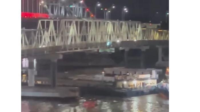 JEMBATAN MAHAKAM DITABRAK - Beredar kapal diduga kembali tabrak infrastruktur Jembatan Mahakam I, Samarinda, Kaltim pada Minggu malam (8/3/2026). Videonya viral di medsos