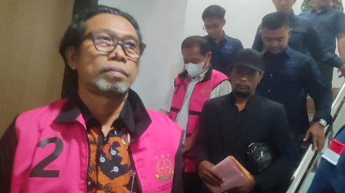 TERSANGKA DBON KALTIM - Kepala Pelaksana Sekretariat DBON Kaltim, Zairin Zain dan Kepala Dinas Pemuda dan Olahraga (Kadispora) Kaltim, Agus Hari Kesuma atau akrab disapa AHK yang juga Kepala Sekretariat DBON ditetapkan Kejati Kaltim tersangka dan ditahan di Rutan Klas I Samarinda, keduanya diduga kuat terkait soal pengelolaan aliran dana hibah ke DBON Kaltim, saat digiring tim penyidik Kejati Kaltim, Kamis (18/9/2025). (TRIBUNKALTIM.CO/MOHAMMAD FAIROUSSANIY)