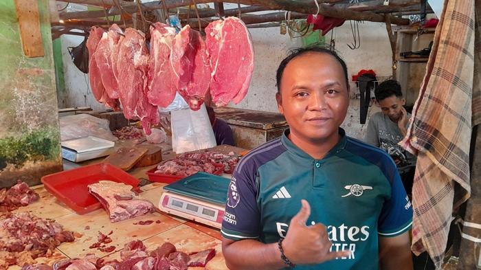 PEDAGANG SAPI - Abdurrohman (30), satu di antara pedagang daging sapi segar di Pasar Manggar, Selasa (10/3/2026). Di tengah gempuran daging beku impor yang kabarnya akan membanjiri Beltim dengan harga lebih murah, Abdurrohman tetap optimis mengandalkan kualitas daging sapi segar untuk memenuhi kebutuhan pelanggan setianya menjelang Idul Fitri 1447 H.