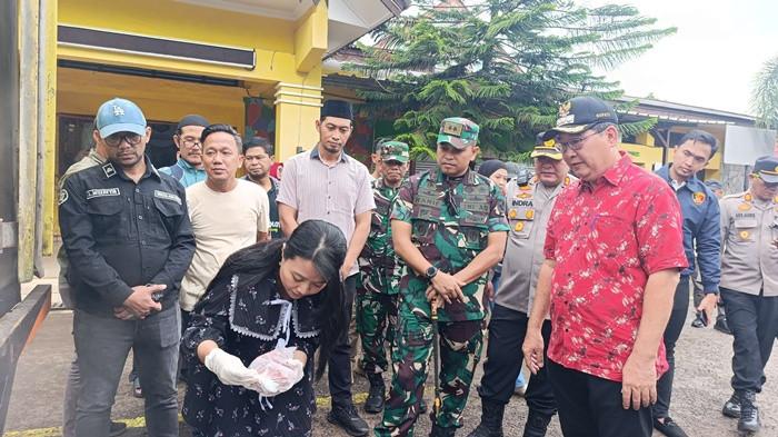 DAGING BEKU - Uji kualitas terhadap sampel daging beku impor yang dilakukan tahun lalu di lokasi distribusi Kantor Camat Manggar. Selasa (10/3/2026) Plt. Kepala Distangan Beltim, Heru Indramarta menyebut langkah ini akan dilakukan kembali di tahun ini untuk memastikan 18,7 ton daging beku yang akan didistribusikan kepada masyarakat tetap terjaga nutrisinya dan memenuhi standar menjelang Idulfitri 1447 H.