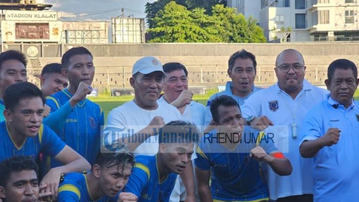 NONTON: Gubernur Sulawesi Utara, Yulius Selvanus Komaling (YSK), menonton langsung pertandingan persahabatan antara Persma Manado melawan PS Kuda Laut Belang di Stadion Klabat Manado, Sabtu (17/1/2026)