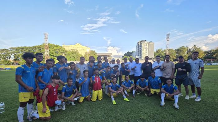 MENANG - Persma Manado menunjukkan performa menjanjikan saat melakoni pertandingan persahabatan menghadapi PS Kuda Laut Belang di Stadion Klabat Manado, Sabtu (17/1/2026). Persma Manado menang.