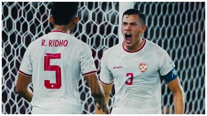 Pemain belakang Timnas Indonesia, Jay Idzes dan Rizky Ridho, saat tampil menghadapi Arab Saudi di Kualifikasi Piala Dunia 2026, Selasa (19/11/2024) di Stadion Utama Gelora Bung Karno, Senayan, Jakarta.