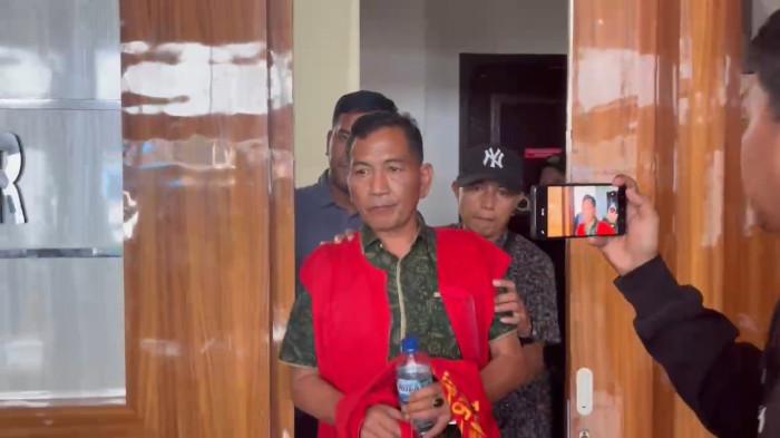 KASUS PENIPUAN - Mantan PJ Bupati Polewali Mandar (Polman) Ilham Borahima resmi di tahan jaksa di Kejari) Kabupaten Polman, Sulbar, Kamis (18/12/2025). Pantauan Tribun-Sulbar.com, pada pukul 15.30 Wita, Ilham Borahima nampak kenakan rompi tahanan.