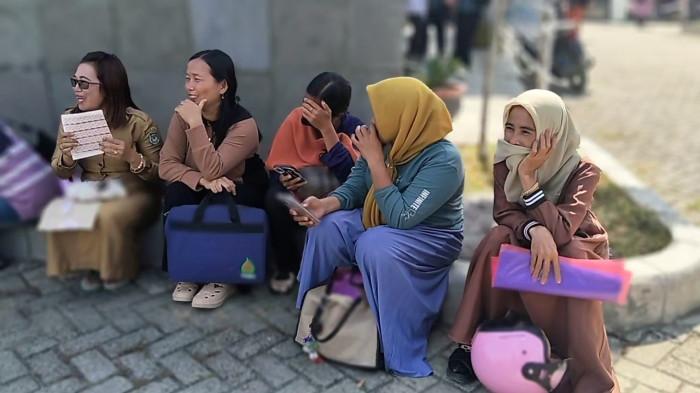 ANTRE PPPK- Ratusan PPPK Paruh Waktu mengantre di Bank Sulselbar, Desa Topoyo, Kabupaten Mamuju Tengah, Selasa (10/3/2026), untuk membuka rekening sebagai syarat pencairan gaji pertama menjelang Idul Fitri.