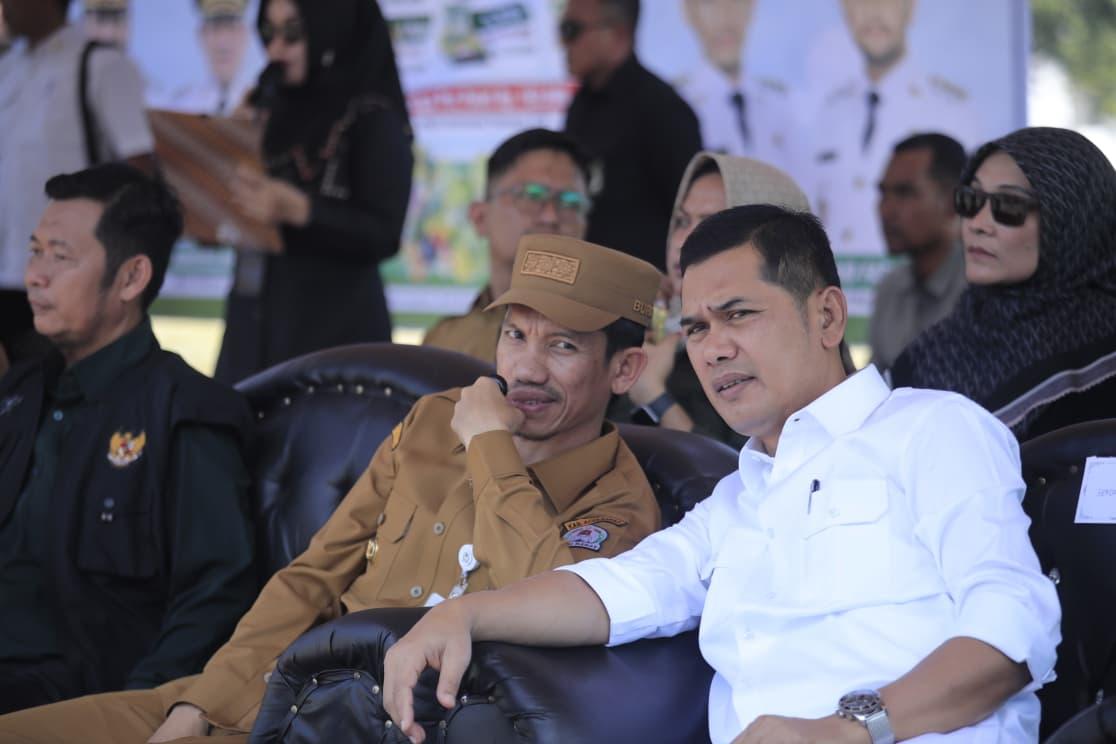 BUKA GPM - Sekda Aceh, M Nasir SIP MPA, didampingi Bupati Aceh Barat, Tarmizi SP serta SKPA terkait membuka Gerakan Pangan Murah (GPM) di Area Pasar Tani Meulaboh, pada Senin (9/3/2026)