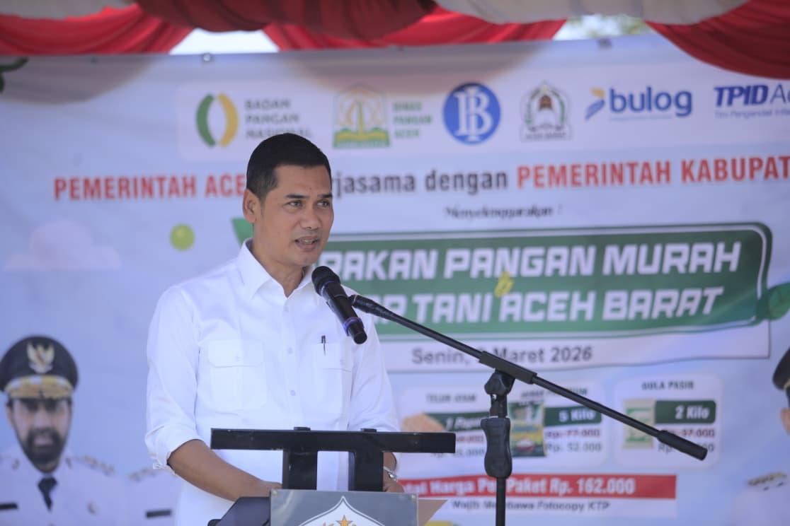 BUKA GPM - Sekda Aceh, M Nasir SIP MPA, didampingi Bupati Aceh Barat, Tarmizi SP serta SKPA terkait membuka Gerakan Pangan Murah (GPM) di Area Pasar Tani Meulaboh, pada Senin (9/3/2026)