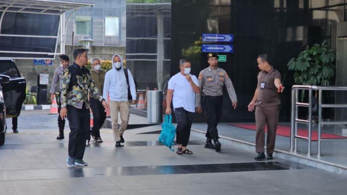 TIBA DI KPK - Gubernur Riau Abdul Wahid mengenakan kaus oblong putih, sandal dan menenteng tas hijau saat  tiba di Gedung Merah Putih KPK, Jakarta, pada Selasa (4/11/2025) sekira pukul 09.35 WIB. Penyidik KPK menangkap Gubernur Riau dan beberapa kepala dinas di Pekanbaru, Senin (3/11/2025).