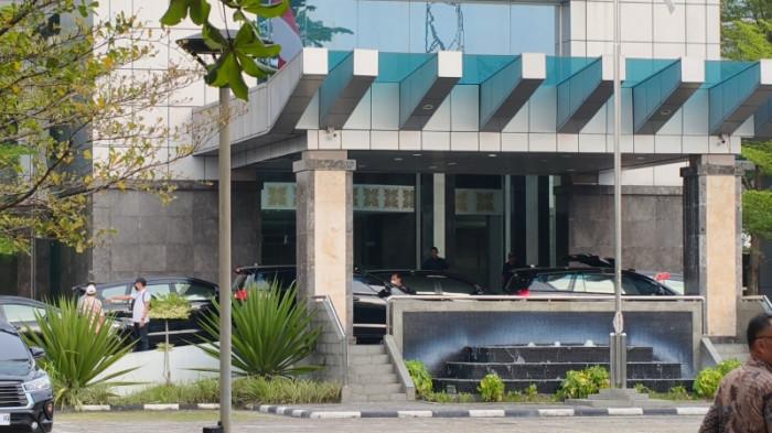 GELEDAH - Sekitar pukul 17.30 WIB, rombongan dari petugas Komisi Pemberantasan Korupsi (KPK) yang melakukan penggeledahan keluar dari Kantor Dinas PUPR Riau, Selasa (11/11/2025) sore.