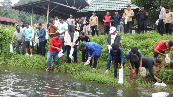 Pj Gubernur Sulbar Bahtiar bersama sejumlah Forkompida melepas benih Ikan nila di Kali Mamuju pekan lalu