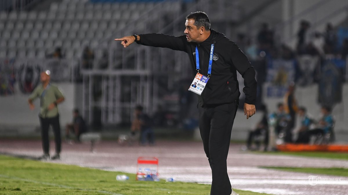 SUPER LEAGUE - Pelatih tim Arema FC, Marcos Santos memberikan instruksi kepada timnya saat melawan Bali United dalam laga lanjutan Super League 2025-2026 di Stadion Kanjuruhan, Kabupaten Malang, Jawa Timur, Jumat (6/3/2026). Arema FC kalah dari Bali United dengan skor 3-4. SURYA/PURWANTO