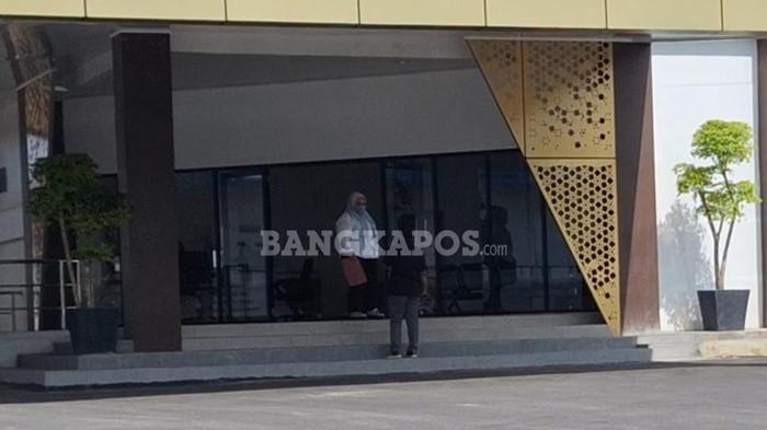 ANGGOTA DEWAN DIPANGGIL KEJARI -- Salah satu anggota DPRD Kota Pangkalpinang saat berada di lobby depan Kejari Pangkalpinang, Selasa (10/3/2026)