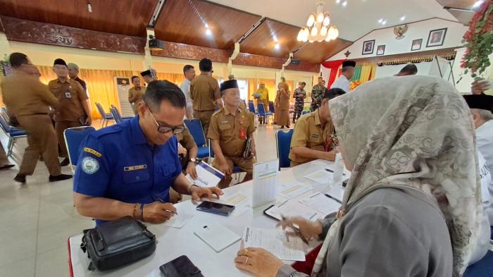 TARAKAN BERZAKAT- Kegiatan Tarakan Berzakat digelar di Gedung Serbaguna Pemkot Tarakan. Tampak aktivitas tamu undangan menyalurkan zakat di momen Tarakan Berzakat, Selasa (10/3/2026).