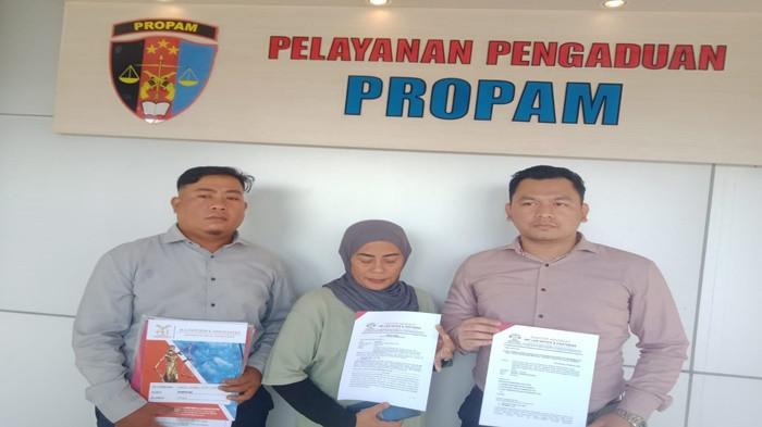 LAPOR PROPAM -- Hartini, ibu asal OKI didampingi kuasa hukumnya dari Kantor Advocat ISP Law Office & Partners yakni Ivan Saputra SH MH dan Rusmeli SH saat kembali mendatangi Propam Polda Sumsel, Senin (9/3/2026). Hartini menuntut keadilan terkait anaknya yang diduga menjadi korban penembakan oknum polisi Polsek Cengal, OKI.