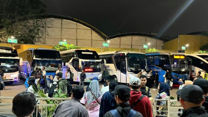 MUDIK GRATIS 2026 – Ilustrasi penumpang bus Damri dalam program mudik gratis. Pemprov DKI Jakarta membuka pendaftaran mudik gratis 2026 dengan cara daftar, kuota, jadwal, dan kota tujuan lengkap bagi warga yang ingin pulang kampung sebelum Lebaran.