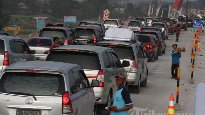 CEK KONDISI KENDARAAN - Mudik Lebaran dengan perjalanan jarak jauh menggunakan mobil pribadi serta muatan penuh menuntut kondisi mobil harus benar-benar prima sebelum digunakan. Tribunnews/Irwan Rismawan