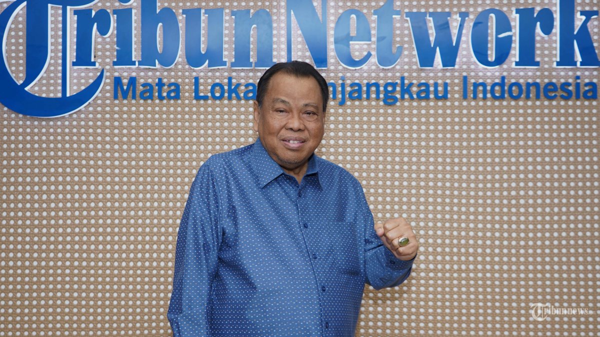 WAWANCARA KHUSUS - Mantan Ketua Mahkamah Konstitusi Arief Hidayat seusai diwawancarai secara khusus oleh Direktur Pemberitaan Tribun Network Febby Mahendra Putra di Studio Tribun Network, Jakarta, Jumat (6/3/2026). Arief Hidayat menceritakan pengalamannya yang tak terlupakan selama dirinya menjabat sebagai Ketua MK selama dua periode, di antaranya Putusan Nomor 90 terkait batas usia pencalonan sebagai Presiden dan Wakil Presiden. TRIBUNNEWS/IMANUEL NICOLAS MANAFE