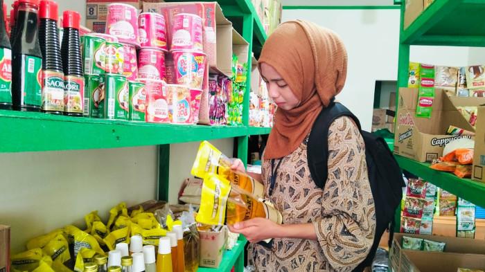 HARGA MELEBIHI HET - MinyaKita tersedia di salah satu toko pengecer di Jalan Jenderal Sudirman, Tideng Pale, Kecamatan Sesayap, Kabupaten Tana Tidung, Kaltara, gambar diambil Rabu (4/2/2026). Harga MinyaKita di KTT dijual melebihi HET Rp 15.700. (