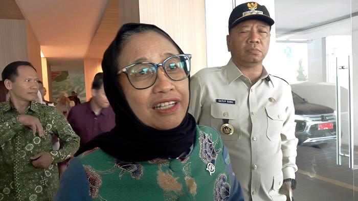 MEMBERI PENJELASAN - Wakil Kepala Badan Gizi Nasional (BGN), Nanik S Deyang memberi penjelasan setelah menemui para pemangku Makan Bergizi Gratis (MBG) wilayah Kabupaten Tulungagung dan Kabupaten Trenggalek, di Hotel Lojikka Tulungagung, Jawa Timur, Sabtu (10/1/2026). Dalam kesempatan ini Nanik mengaku akan membekukan dapur yang belum mendaftar pengurusan Sertifikat Laik Higiene Sanitasi (SLHS), setelah memberi waktu selama 1 bulan.