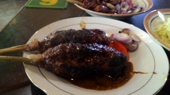 Menu spesial sate buntel menu di Warung Sate Kambing Hj Bejo, Sabtu (3/3/2018)