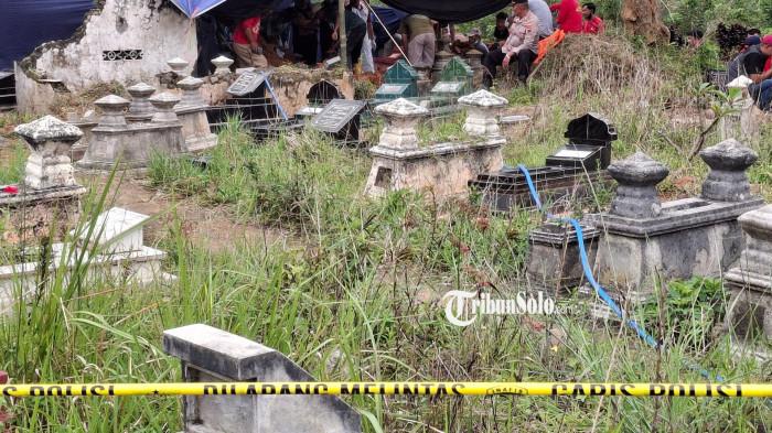 PROSES EKSHUMASI - Ekshumasi makam santri salah satu ponpes di Kecamatan Bulukerto, Wonogiri, DRP (9) yang meninggal dunia dengan kondisi janggal, Selasa (17/2/2026). Pihak kepolisian menerima informasi dari warga mengenai kejanggalan kematian DRP.