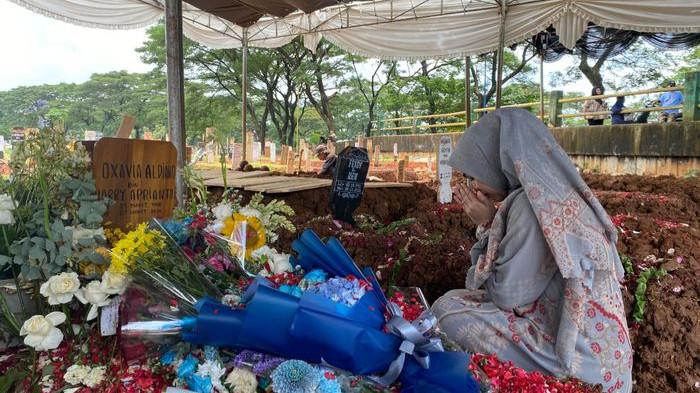 Ria Ricis ziarahi pusara Vidi Aldiano