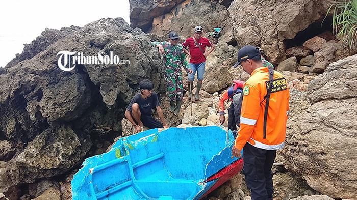 KAPAL TERBALIK - Kapal milik nelayan asal Trenggalek yang dilaporkan hilang saat melaut di perairan Paranggupito, Wonogiri, di laut selatan, Senin (2/3/2026). Korban diketahui bernama Jumali (50), warga Kecamatan Munjungan, Kabupaten Trenggalek. Ia dilaporkan hilang setelah kapal yang ia tumpangi ditemukan terbalik di Pantai Watumandi, Wonogiri.