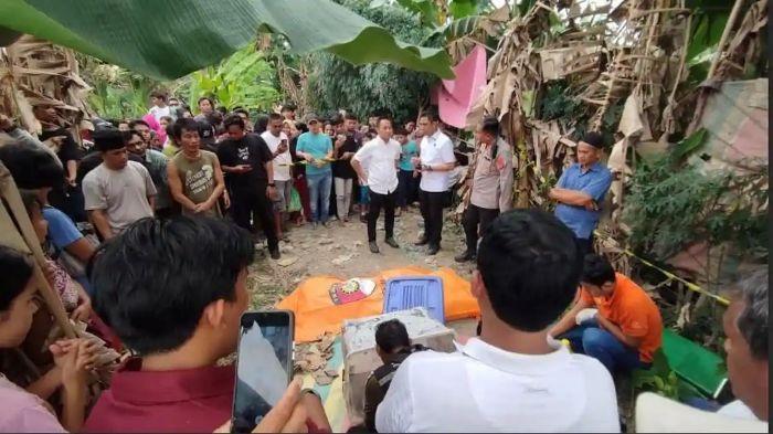 MAYAT TANPA BUSANA - Tim gabungan Polsek Medan Area, Inafis Polrestabes Medan, dan Polda Sumut melakukan identifikasi awal jenazah yang ditemukan di dalam box, di Jalan Menteng 7, Kota Medan, Selasa (10/3/2026). Sebelum dipastikan jenazah manusia, warga kita isi dalam box plastik itu bangkai babi