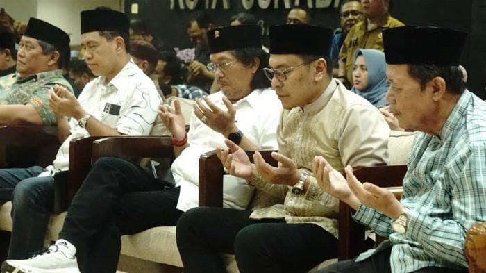 BUKBER - DPRD Kota Surabaya kembali menggelar tradisi buka puasa bersama sekaligus memberikan santunan kepada anak yatim di gedung legislatif Jl Yos Sudarso, Surabaya, Jawa Timur pada Senin (9/3/2026)..