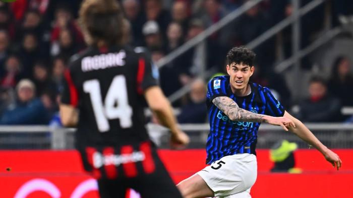 CEDERA - Aksi Alessandro Bastoni pada pertandingan AC Milan vs Inter Milan yang bertajuk Derby della Madonnina, pekan 28 Liga Italia Serie A, di Stadion San Siro, Senin (9/3/2026). Bek Nerazzurri itu mengalami cedera seusai berbenturan dengan Adrien Rabiot.