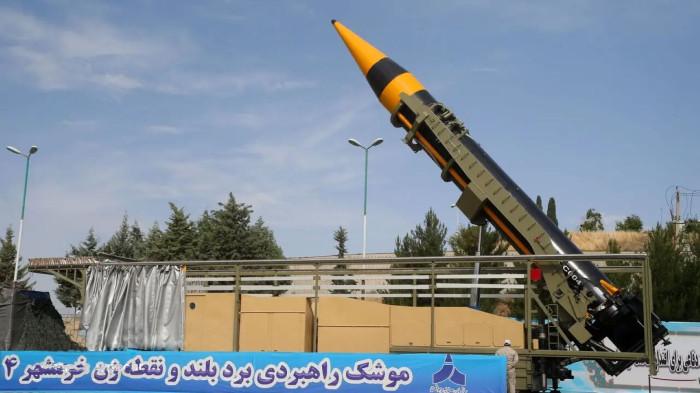 PUSAT PERTAHANAN - Penampakan rudal Khorramshahr-4 Iran, yang disebut-sebut sebagai rudal terbesar dan paling tangguh yang dimiliki Iran. Rudal ini disiapkan dalam pusat sistem pertahanan Iran menghadapi ancaman serangan Amerika Serikat.