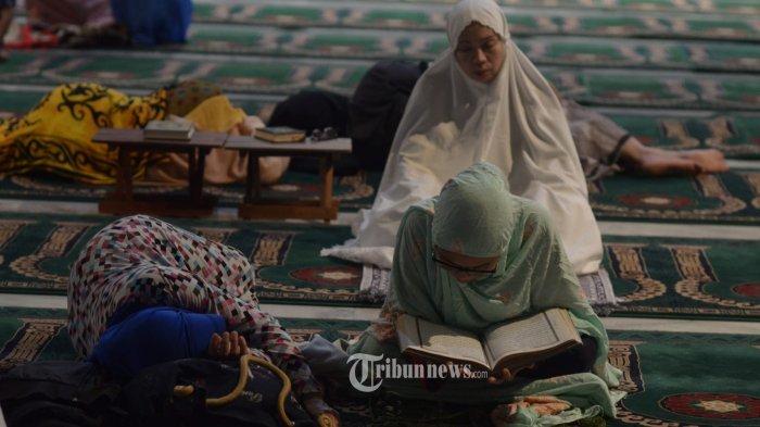 ITIKAF - Umat muslim membaca Alquran saat itikaf di Masjid Al Akbar Surabaya, Rabu (6/6) dini hari. Menginjak malam 21 Ramadan, Masjid Al Akbar Surabaya menggelar acara ibadah qiyamul lail, untuk memperoleh berkah Lailatul Qadar.