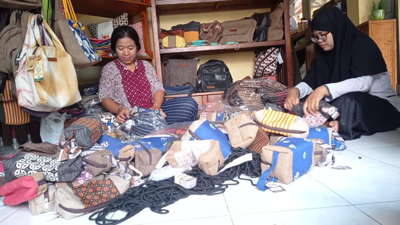 Pegawai UMKM Lintang Kejora tengah mengemas produk kain jumputan