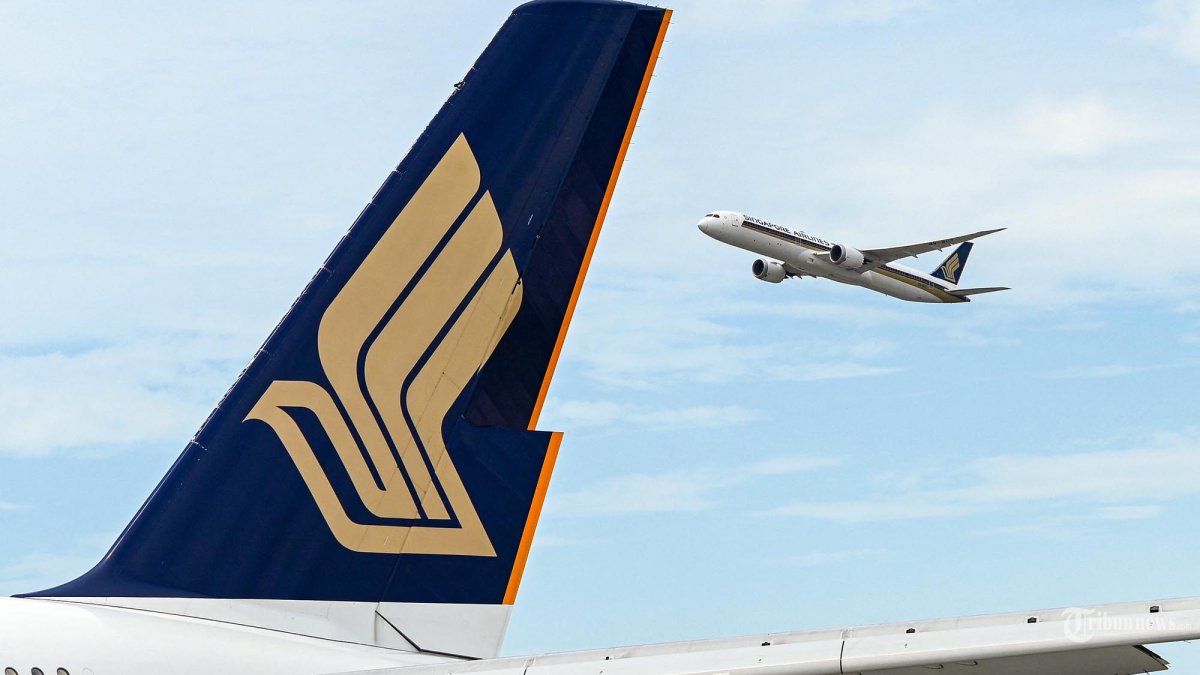 Pesawat Singapore Airlines lepas landas dari Bandara Changi Singapura di Singapura pada 15 April 2024. (Roslan RAHMAN / AFP)