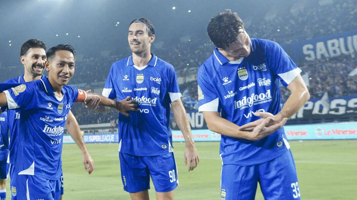 BURSA TRANSFER PERSIB BANDUNG - Selebrasi para pemain Persib Bandung setelah menjebol gawang Persik Kediri.