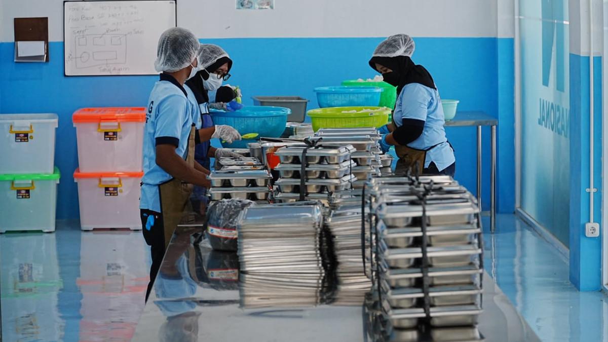 SPPG DI KLATEN - Pekerja dapur SPPG Wiro Bayat, Senin (17/11/2025) menyiapkan lauk, sayur, buah, dan nasi untuk penerima manfaat program MBG.