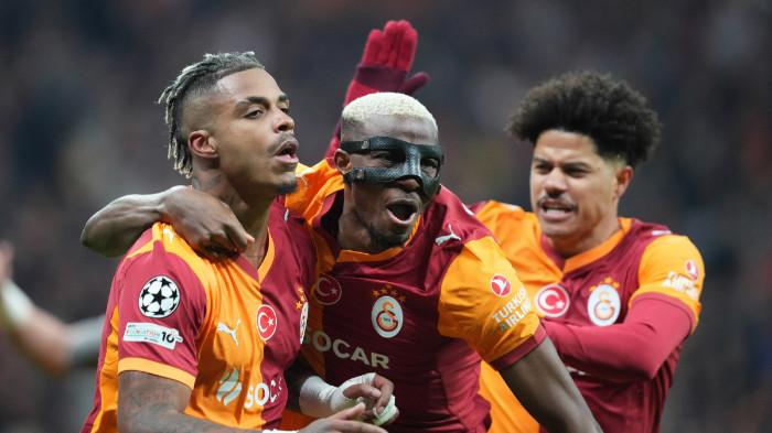 BERSELEBRASI - Victor Osimhen (tengah) bersama pemain Galatasaray melakukan selebrasi usai mencetak gol ke gawang Liverpool pada leg pertama babak 16 Besar Liga Champions 2025/2026 di Ali Sami Yen Sports Complex RAMS Park, Istanbul, Turki, Rabu (11/3) dini hari WIB.