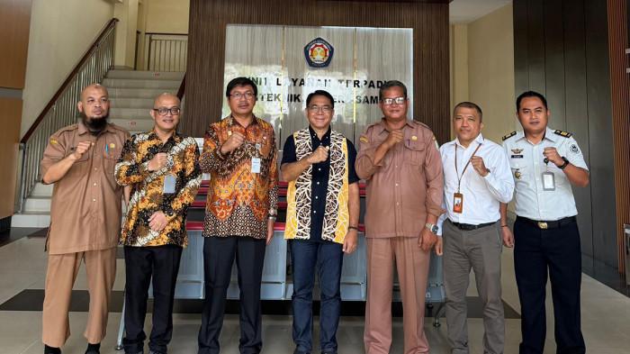 FOTO BERSAMA - Anggota DPR RI Komisi XIII daerah pemilihan Kalimantan Barat I, Franciscus Sibarani berfoto bersama Kades di Sambas dalam kegiatan Sosialisasi 4 Pilar Kebangsaan dan sosialisasi KUHAP baru yang digelar bersama Kantor Wilayah Kementerian Hukum Kalimantan Barat di Gedung Terpadu 1 Politeknik Negeri Sambas. Franciscus Sibarani, menerima keluhan dari Kepala Desa Seranggam, Kecamatan Selakau Timur, Rahmat, terkait tiga warga desanya yang meninggal dunia saat bekerja sebagai tenaga kerja Indonesia (TKI) di Malaysia namun hingga kini belum mendapatkan hak klaim asuransi kerja.