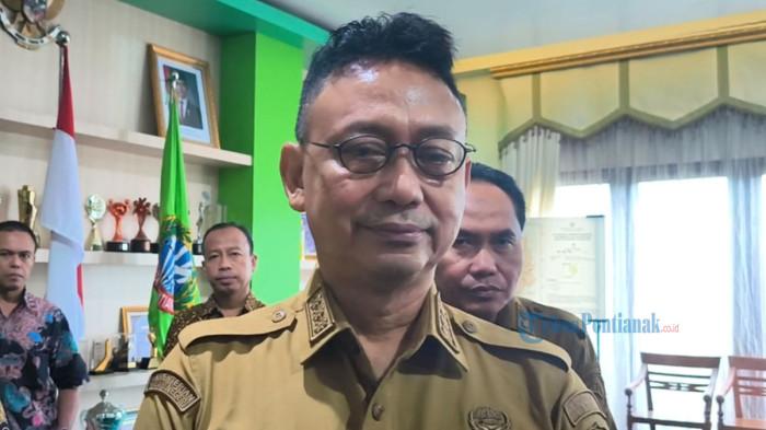 ANTREAN PANJANG SPBU - Wali Kota Pontianak, Edi  Kamtono saat ditemui di kantor Wali Kota Pontianak, Selasa 10 Maret 2026. Ia menyebut pihaknya tengah menelusuri penyebab antrean panjang di banyak SPBU di Kota Pontianak.