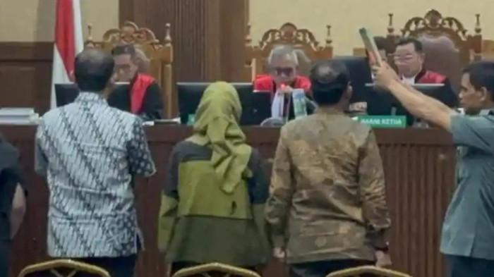 DIPECAT - Eks Direktur SMP Kemendikbud Poppy Dewi Puspitawati (baju hijau) saat sidang lanjutan kasus korupsi pengadaan laptop chromebook di Pengadilan Tipikor Jakarta, Selasa (13/1/2026).