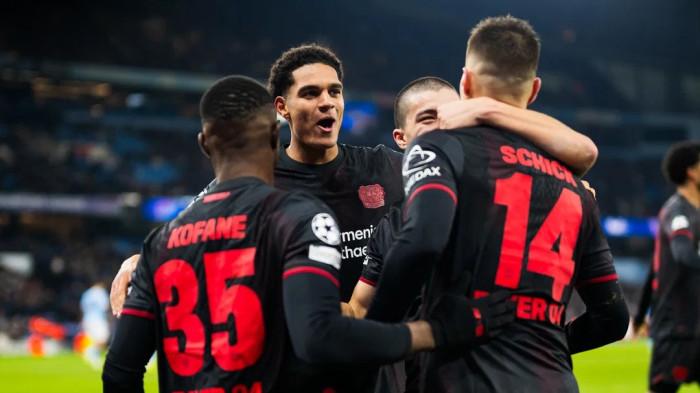 SELEBRASI - Selebrasi para pemain Bayer Leverkusen setelah mencetak gol ke gawang Manchester City pada pekan kelima Liga Champions di Etihad Stadium, Rabu (26/11/2025) dini hari WIB. Leverkusen berhasil menghadajar City 2-0.
