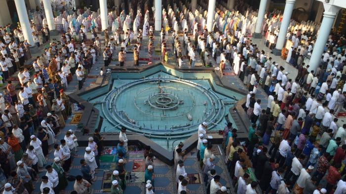 BUKA PUASA - Foto Masjid Al Akbar Surabaya untuk ilustrasi Jadwal Buka Puasa Surabaya Hari Ini, Senin 9 Maret 2026
